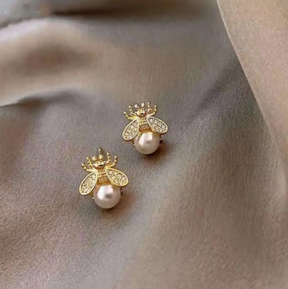 Jewelry - ✨ Honey Bee 🐝 Faux Pearl Earrings ✨